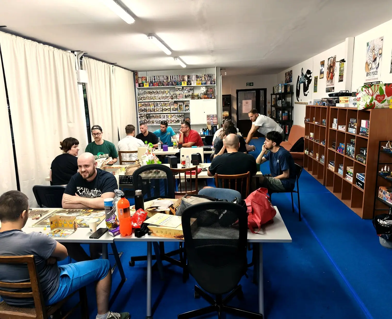 Puna sala: igrači za stolovima u Card Board Kingdomu.